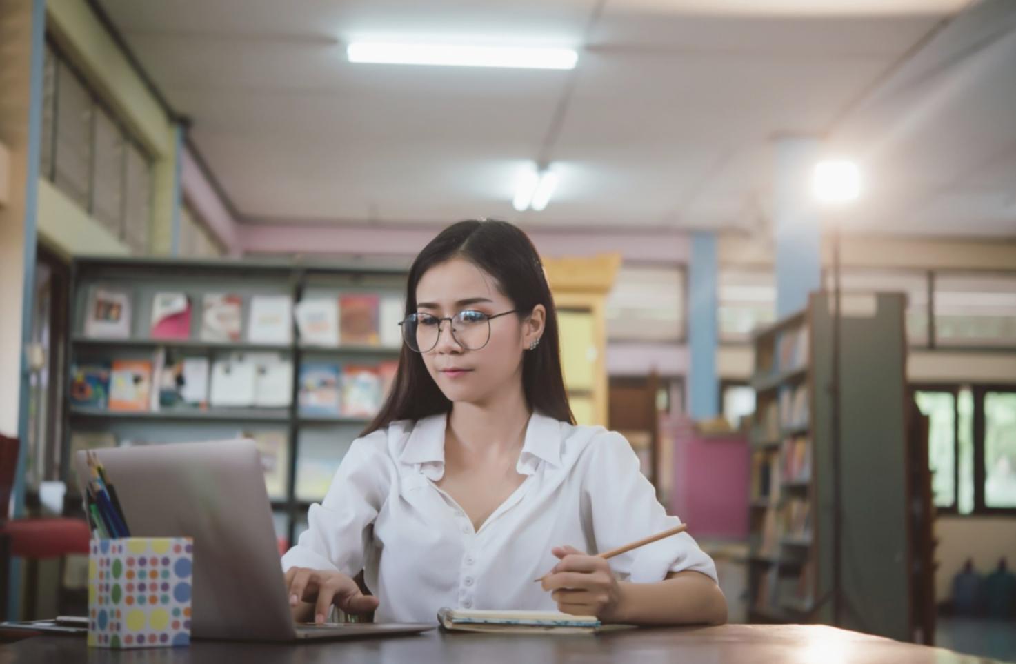 Espacio de trabajo ordenado con documentación fiscal