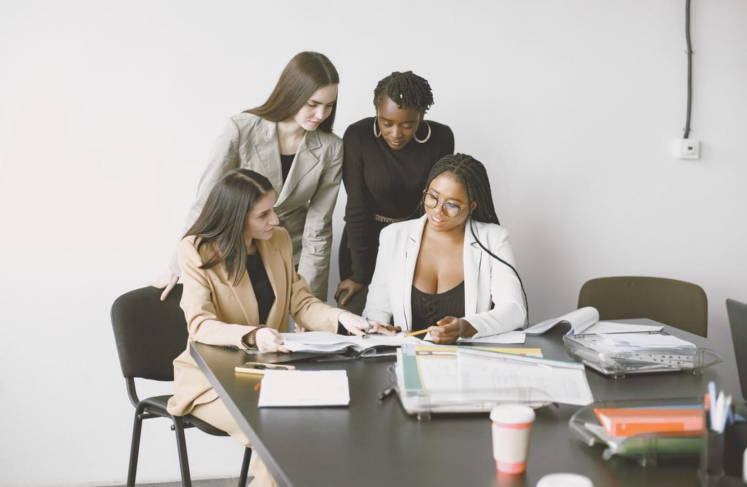 Sistema de calendario financiero organizado con fechas importantes marcadas