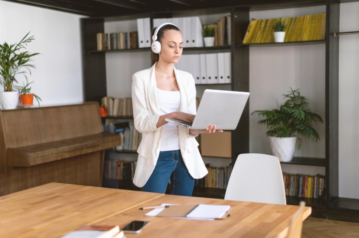 Planificación trimestral con calendario físico y digital