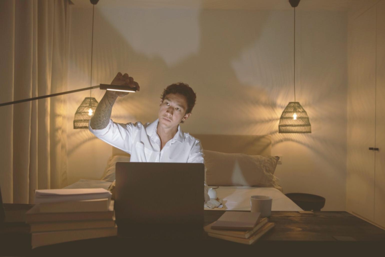 Persona organizando documentos fiscales con calendario